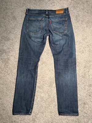 Levis 501 W32 L32 Vintage Jeans - Säljer nu dessa riktigt snygga Levis Vintage Jeans i den populära modellen 501. W32 L32, mycket bra skick. Hör gärna av dig om du har frågor😊 Mått: Längd - 99 cm, Innerbenslängd - 73 cm, Midja - 41 cm, Midjehöjd - 26 cm, Benöppning - 24 cm