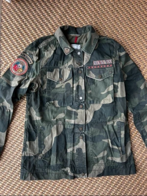 Vintage overshirt från Abercrombie and fitch  - Säljer denna eftertraktade overshirten från Abercrombie and fitch. Fint skick och passar till mycket! Pris kan absolut sänkas och diskuteras!! 