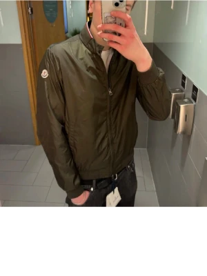 Moncler windbreaker - Säljer nu min moncler windbreaker för den börjar bli för liten och priset är ej hugget i sten. Kvitto och tags kommer med, skriv för fler bilder. Den är självklart äkta🔥