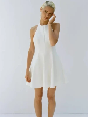 Klänning hm - Superfin vit klänning från hm! Aldrig använd, säljer då jag köpte en annan liknande klänning istället💕Slutspld på Zara 