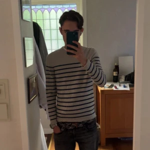 Randig merinoullströja från NN07 - Tjena! Säljer en skön randig tröja från NN07 i 100% merinoull. Knappt använd men väldigt liten i storleken, sitter mer som en  xs men det står S i tröjan