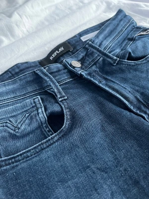 Replay Anbass - Replay Anbass jeans - Slim fit passform - Storlek W27/L32 - Nypris 1800kr - skriv vid frågor och funderingar!🕺