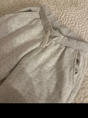 Mjukisbyxor - Säljer dessa jättefina mjukisbyxor från Gina Tricot. De är som nya. De är i storlek m, Men är små i storleken, så är exakt som s. De har en liten lagning på rumpan Men syns verkligen ingenting. Pris kan diskuteras