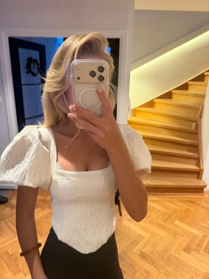 söt topp - Säljer denna sååå söta topp helt perfekt🫐🫐🫐💛💛