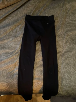 Stronger thigts  - Sköna tränings byxor. Har två små fläckar då jag har råkat ramla. Inget jag tycket syns. Dem är på knäna