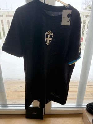 Zlatan fotbollströja - Detta är en helt oanvänd Zlatan hederströja eftersom den inte passade. gjord av commafotball