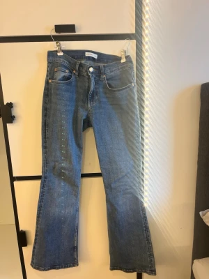 Blå bootcut jeans från Perfect Jeans - Snygga blå bootcut jeans från Perfect Jeans i klassisk modell. Jeansen har fem fickor, normal passform och är tillverkade i ett mjukt denimtyg av bomull. Perfekta för dig som gillar en tidlös och avslappnad stil.
