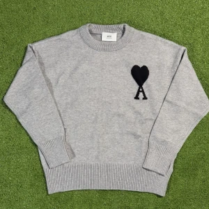 Grå stickad tröja från Ami Paris - Hej! Säljer en mycket fin och oanvänd Tröja ifrån Ami Paris. Storlek M snabb leverans och snabb återkoppling🤙