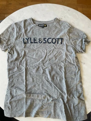 Lyle and scott  - Säljer min lyle and scott t-shirt. Den är i storleken xs-s. Den är i bra skick.