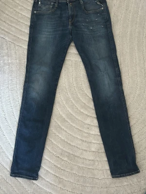 Mörkblå Replay Anbass - Snygga Replay Anbasss jeans med slitningar!För fler bilder eller funderingar kontakta gärna mig! Möts även gärna upp inom Stockholm✌🏼