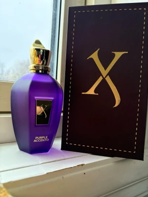 Purple Accento - Parfymen håller länge och doftar gott i upp till 24 timmar. Hög kvalitet till ett bra pris :) Bli kär i den här doften. Allt visas på bilderna. Var försiktig. Returer är inte möjliga.