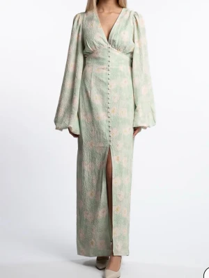 SÖKER!!!! - Söker denna så fina klänningen i en pastellgrön färg i modellen Positano från adoore i storlek 40/L. Hör gärna av er om ni tänkt sälja!🤍