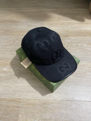 Svart keps - Snygg svart keps  riktigt fint