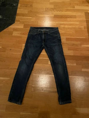 Nudie jeans - Nudie jeans storlek 30W 30L, mörkblå lätt slitna 8/10 skick
