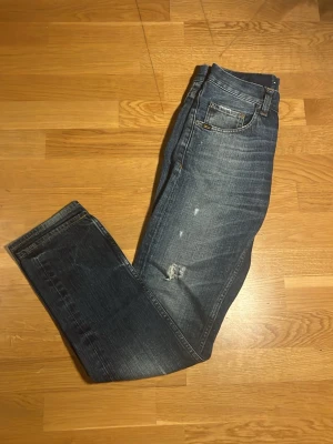 Tiger of Sweden jeans  - Säljer dessa feta Tiger of Sweden jeans med sjukt snygg tvätt och slitningar✨        | Sorlek: 29/32 | Passform: slim | Skick: mycket bra | Skriv vid minsta fundering🤝