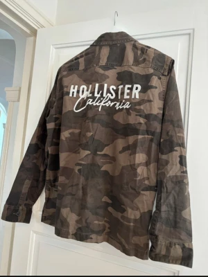 Sällsynt Camouflage overshirt från Hollister - Tja säljer denna väldigt eftertraktade overshirten från hollister. Den är i väldigt fint skick och passar bra till mycket. Priset kommer absolut gå att diskuteras‼️
