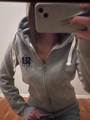 Grå zip-hoodie från SEA - Grå fleece från SEA. 