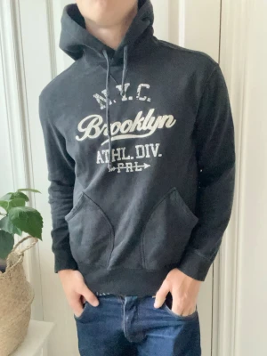 Ralph Lauren hoodie  - Ralph Lauren hoodie, väldigt unik och snygg! Passar lite liten på modellen som är 180 cm 75 kg och bär storlek s. Den är igentligen helt svart btw 🙏