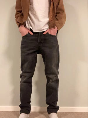 Nudie Jeans Steady Eddy II - Säljer ett par Nudie Jeans Steady Eddy ll i mycket bra skick, modellen är slim och storleken är W30 och L34 personen på bilden är 180, Hör av er om frågor!