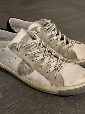 Philippe Model skor – bra skick + box - Säljer ett par snygga Philippe Model sneakers i vitt/beige. Skorna är använda men i bra skick, fortfarande mycket kvar att ge. Bekväma, stilrena och passar perfekt till både vardag och finare outfits. PRISET KAN SÄNKAS VID SNABB AFFÄR                                ✔ Original ✔ Bekväma & trendiga ✔ Bra skick (se bilder)