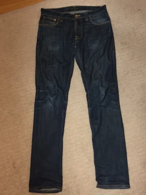 Nudie Jeans  - Mörkblåa Nudie jeans med en skönt tvätt, mycket fint skick.