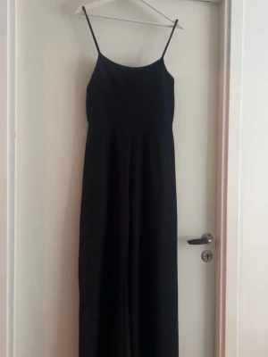 Bikbok jumpsuit - Jättefin svart  jumpsuit från bikbok i storlek 38.