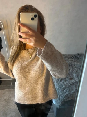 Stickad tröja - Stickad tröja från Lager 157! Den är ganska nopprig så säljer för 40kr🫶