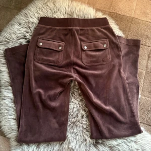 Bruna mjukisbyxor med snörning - Bruna mjukisbyxor från juicy couture. Defekter syns på bilderna!!