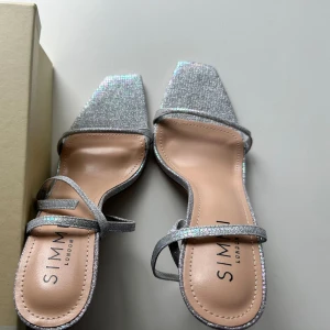 Silver klackskor  - Oanvända Silver klackskor 11,5 cm Strlk 38 från simmi london