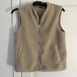 teddy väst - jättefin beige teddyväst!! 