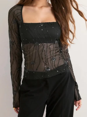 Nelly, Svart mesh topp med paljettdetaljer - Jättefin topp från Nelly. Den är helt ny och har bara testats på en gång, men lappen är av då jag trodde att jag skulle behålla den💕