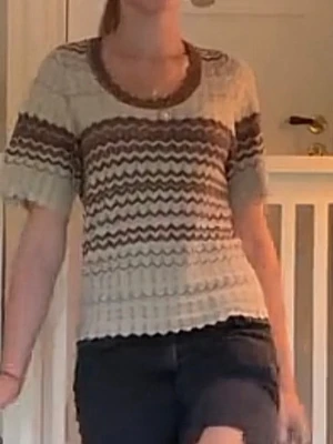 Missoni liknande stickad topp! - Säljer en beige och brun stickad topp med korta ärmar och rund hals. Endast använd 2-3 gånger, säljer då den inte kommer till användning🩷Nypris är 800kr! Jag säljer för 500 men kan tänka mig att gå ner i pris vid en snabb affär! 
