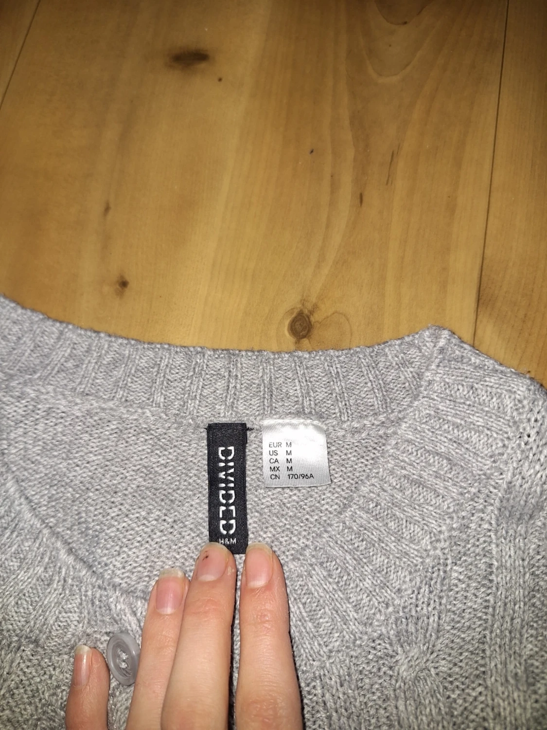 Grå cropped kofta från Divided - 1