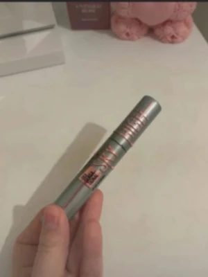 Maybelline Lash Sensational Sky High Mascara - Sky High Mascara från Maybelline i en snygg metallicrosa tub. Ger längd och volym till fransarna med sin flexibla borste. Perfekt för dig som vill ha långa och fylliga fransar. Tuben är i plast och har en modern design.