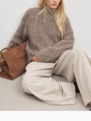 Stickad tröja - nougat - Slutsåld!! Aldrig använd, prislapp kvar. Storlek 34. Material: 78% alpackaull,19%polyamid,3%elastan