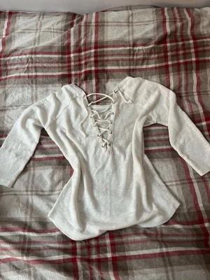 Vit tunn tröja 💕 - Snygg vit topp med djup v-ringning.💕