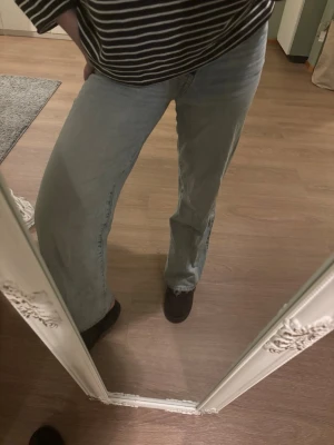 Ljusblåa jeans storlek S - Säljer ett par ljusblå jeans från Gina Tricot i storlek 36, använd en del men kommer inte till använding längre🤍 Midja- normal/mellan