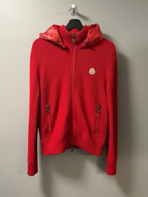 Moncler Hooded Cardigan - ‼️VI TAR EJ BYTEN‼️ Moncler Cardigan | Skick: 8/10 - Litet hål vid höger armhåla | Storlek S fits M | Fraktar imom 24 timmar efter affär 📦| Hör av dig vid minsta fråga eller fundering 💭 
