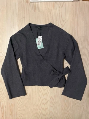 Mörkgrå omlottkofta från Gina Tricot - Knitted wrap top från Gina tricot. Nypris: 399kr! 😊