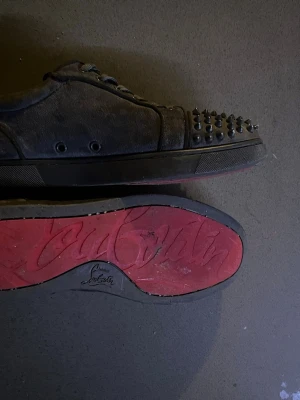 Loubs med Spikar - Box och påse och mera saker blnd kvitto ingår , Ett par gråa mocka skor som använts runt 1 månad, skriv vid frågor, OBS pris kan diskuteras 