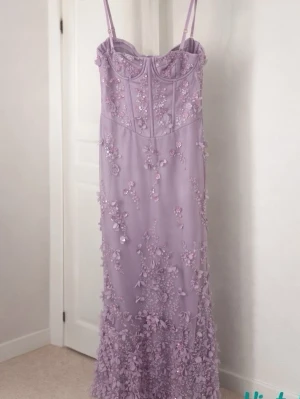 Balklänning  - Säljer en otroligt vacker balklänning från Oh Polly i en mjuk pastellila nyans. Klänningen är helt ny och oanvänd, endast testad.  Den sitter jättefint men är tyvärr lite för stor för mig, därför säljer jag den vidare. Perfekt för bal, student, bröllop eller andra festliga tillfällen ✨nypris:1500kr
