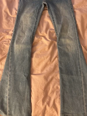 Ljus blåa true religon jeans!! Liten liten skada nere på byxorna! - Storlek 23 dock är dom uppsydda ett par cm i längden. Så om du är kortare så passar dom har nog perfekt. !PRIS GÅR ATT DISKUTERA!