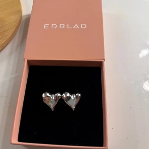 Silverörhängen hjärtan  - Snygga örhängen i blankt silver, formade som två hjärtan. Perfekt accessoar för att ge din look en romantisk touch.