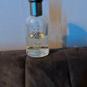 BOSS parfym - Fräsch parfym från BOSS med noter av äpple, plommon, bergamott, citron, ekmossa och geranium. Mellannoter av kanel, mahogny och nejlika, samt basnoter av vanilj, sandelträ, cederträ, olivträ och vetiver. Perfekt för dig som gillar en modern och energisk stil. Box saknas