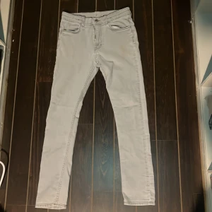 Ljusgrå skinny jeans från &Denim - Säljer ett par ljusgrå skinny fit jeans från &Denim. Jeansen har klassisk femficksdesign, smal passform och är tillverkade i mjukt denimtyg. Perfekta för dig som gillar en tight och stilren look.