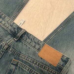 Blå arrow jeans från weekday  - Klassiska blå jeans från weekday med raka ben (arrow modell) . Jeansen har en mellanblå tvätt med lätt slitning och kontrastsömmar. Tillverkade i robust denim med normal passform och medelhög midja. Perfekta för en avslappnad och stilren look. Helt nya, low waist sitter jätte fina men är tyvärr för små på mig, STORLEK w25  L30