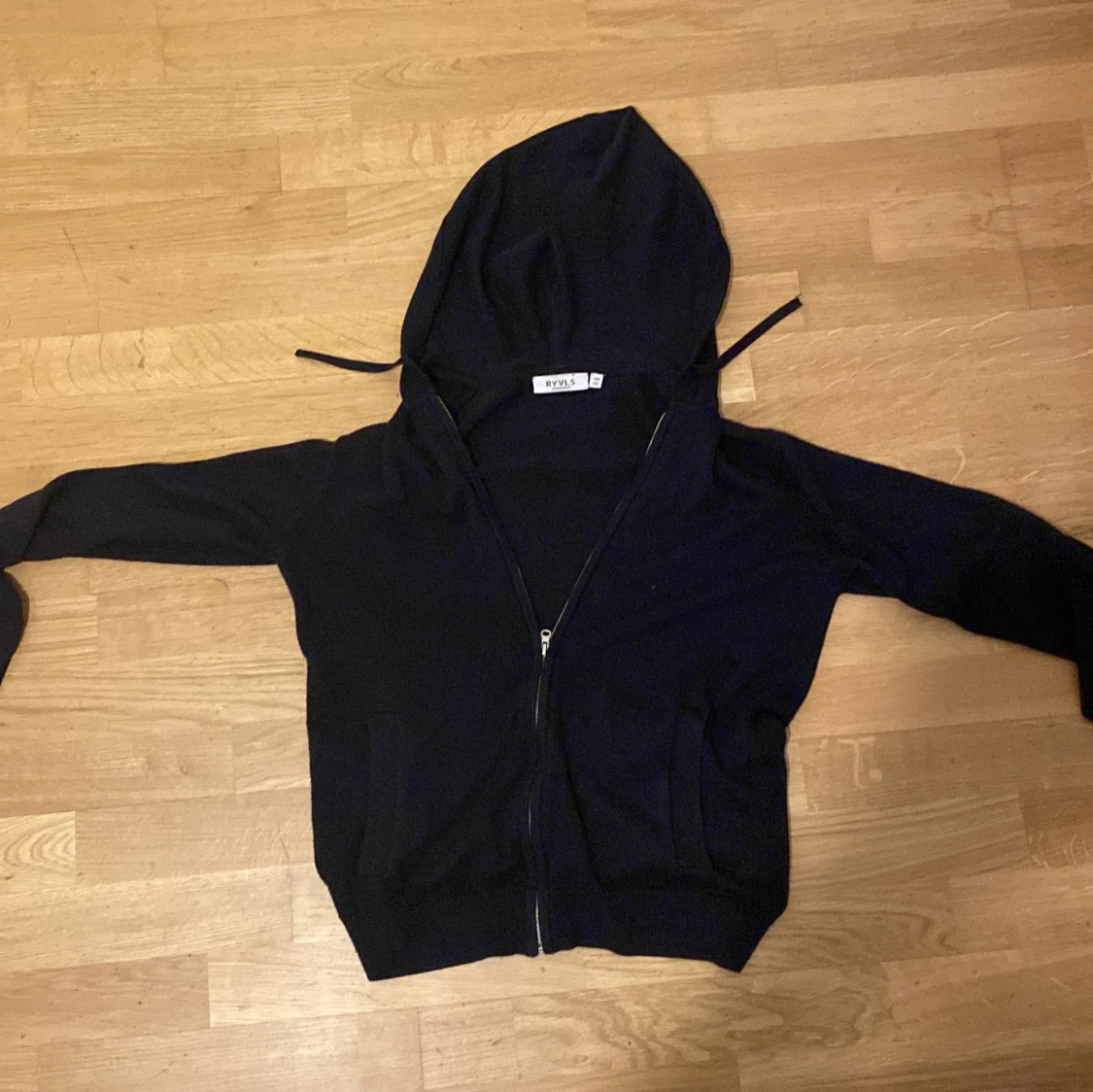 Svart hoodie från RYVLS