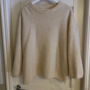   hm tröja i mohair/ull -  oversized beige stickad tröja i mohair- och ullblandning. Den äldre versionen som inte är lika genomskinlig som den nya, använd ett fåtal gånger 