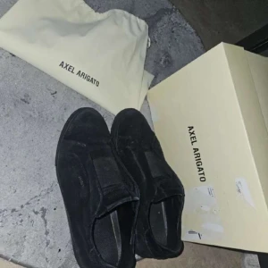 Axel Arigato - Vill ha nya skor och behöver pengar. De är i bra skick. Inga skador 