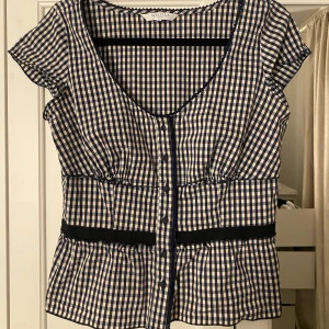 Rutig blus från Marella Sport - Supersöt blus från Marella Sport i blåvitt rutigt mönster. Sitter som en S , fint skick 